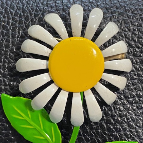 Daisy Pin - Picture 2 of 4